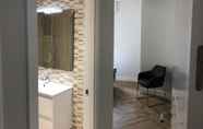 In-room Bathroom 2 Respira Guggenheim&Cultura by Urban Hosts