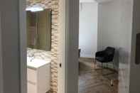 Phòng tắm bên trong Respira Guggenheim&Cultura by Urban Hosts