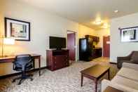 Common Space Cobblestone Hotel & Suites - Urbana