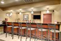 Bar, Cafe and Lounge Cobblestone Hotel & Suites - Urbana