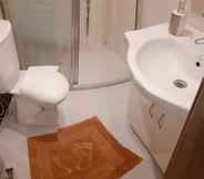 In-room Bathroom 4 Vera Home Suit Otel