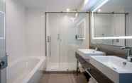 In-room Bathroom 3 Courtyard by Marriott Paris Porte de Versailles
