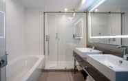 Toilet Kamar 3 Courtyard by Marriott Paris Porte de Versailles