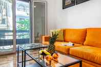 Ruang Umum Modern and Stylish Renovated Flat, next to Metro