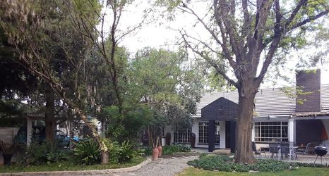 Bên ngoài 2 Simoni Guest House