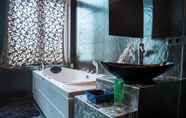 In-room Bathroom 3 Smartflats Design - Place Jourdan