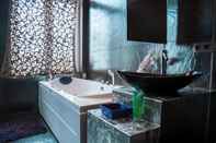 Phòng tắm bên trong Smartflats Design - Place Jourdan
