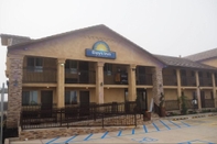 Exterior Days Inn by Wyndham Galt