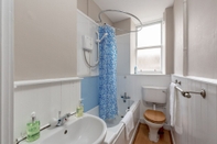 In-room Bathroom Silver Lining - St Leonard St Apartment