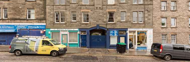 Exterior Silver Lining - St Leonard St Apartment