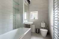 In-room Bathroom The Holland Park Escape - Modern & Central 2bdr Flat