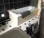 In-room Bathroom 2 Dufferin Coaching Inn & Hall