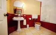 Toilet Kamar 3 Dufferin Coaching Inn & Hall