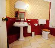 In-room Bathroom 3 Dufferin Coaching Inn & Hall