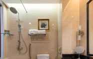 In-room Bathroom 3 Hebei Jingye Hotel