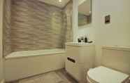 In-room Bathroom 7 HU1 City Centre Hub