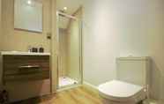 In-room Bathroom 6 HU1 City Centre Hub