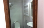 Toilet Kamar 4 Time Out Hotel