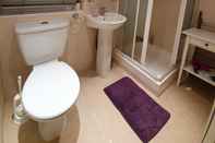 In-room Bathroom Studio Apartment in South Kensington 4