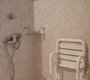 In-room Bathroom 6 Torre Monreal Hotel
