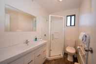 In-room Bathroom The Fairways 1