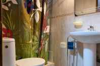 In-room Bathroom Low Cost Room Plaza de Hierro II