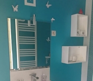 In-room Bathroom 5 Amour Aquitaine