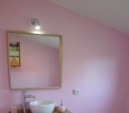 In-room Bathroom 6 Amour Aquitaine