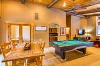 สิ่งอำนวยความสะดวกด้านความบันเทิง Bear Meadows Lodge - Hot Tub - Tahoe Donner 6 Bedroom Home by Redawning