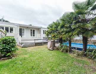 Bangunan 2 Light-filled Newly Renovated 3 Bedroom Villa in Remuera