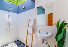 In-room Bathroom 7 Sayan Romantis Guest House