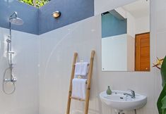 In-room Bathroom 6 Sayan Romantis Guest House