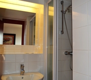 In-room Bathroom 7 Kyriad Chantilly Nord - Saint-Maximin