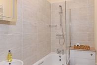 In-room Bathroom Jevington Gardens