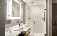 In-room Bathroom 4 SpringHill Suites by Marriott South Bend Notre Dame Area