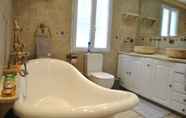 In-room Bathroom 2 Villa Quinissole