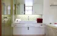 In-room Bathroom 6 Gorgeous Family Apartment THC4