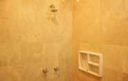 Toilet Kamar 5 The Classic 2BR Belleza Apartment