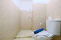 Toilet Kamar Homey 2BR at Green Bay Pluit Apartment near Mall