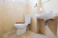 Toilet Kamar Contemporary Studio at Kebagusan City Apartment