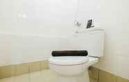 Toilet Kamar 3 Simply Living 2BR at Bassura City Apartment