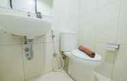 Toilet Kamar 5 Garden View Studio at Nifarro Park Apartment