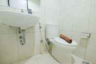 Toilet Kamar Garden View Studio at Nifarro Park Apartment