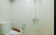 Toilet Kamar 5 Garden View Studio at Nifarro Park Apartment