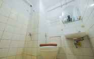 In-room Bathroom 6 Pool View Studio at Kebagusan City Apartment