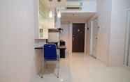 ห้องนอน 6 Minimalist Studio Room at Sunter Park View Apartment