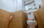 Toilet Kamar 4 Mini Studio Green Pramuka Apartment