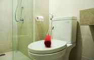 Toilet Kamar 5 Deluxe and Comfortable Studio Puri Mansion Apartment