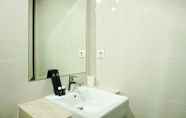 Toilet Kamar 7 Deluxe and Comfortable Studio Puri Mansion Apartment