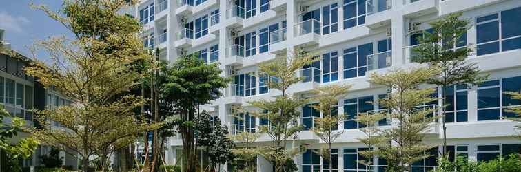 Exterior Deluxe and Comfortable Studio Puri Mansion Apartment